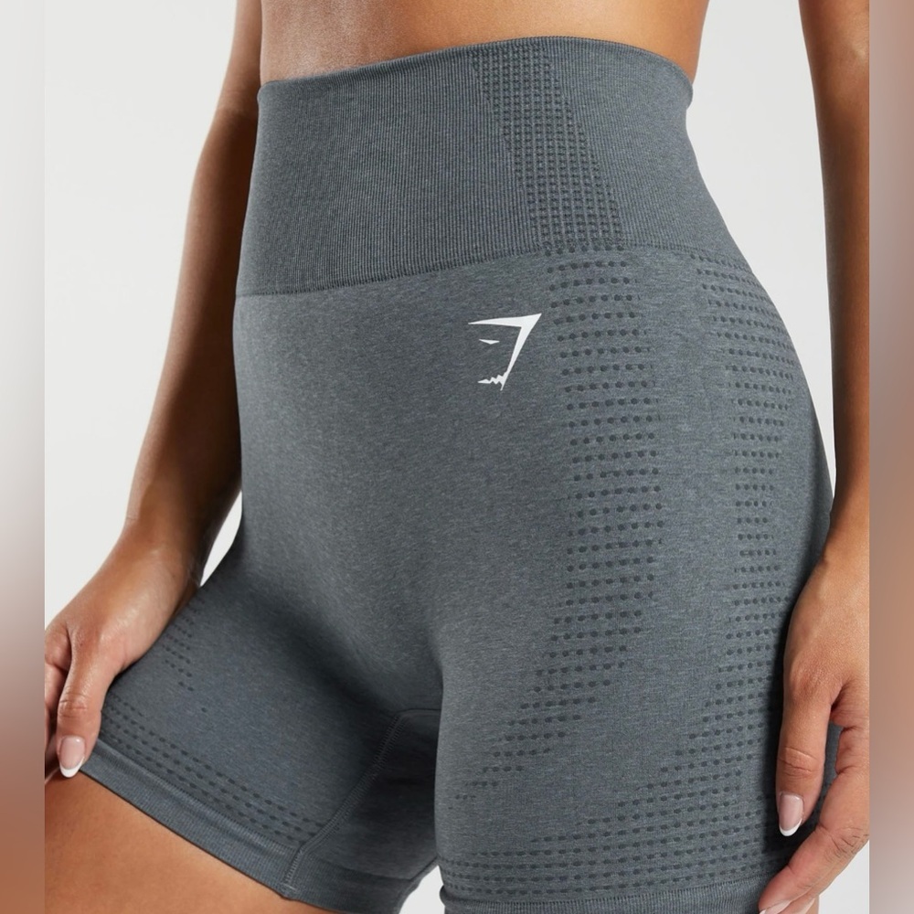 Gymshark VITAL SEAMLESS SHORTS in deep gray in size M